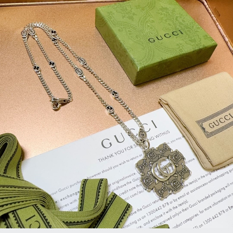 G*u*i necklaces